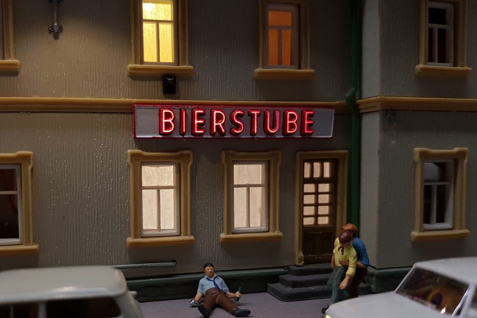 H0-Neon-Leuchtreklame-Bierstube-mit Wartburg