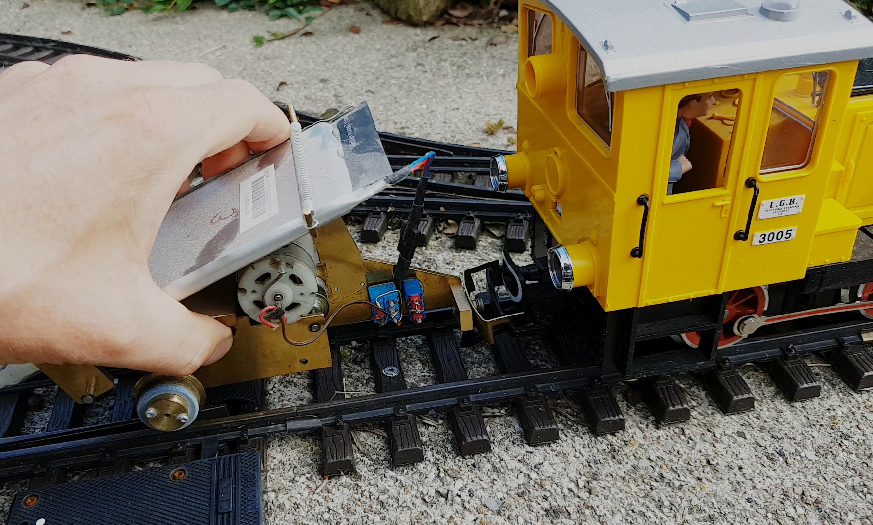 Akkulok mit Schienenschleifgrät Akkulok mit Schienenschleifgrät