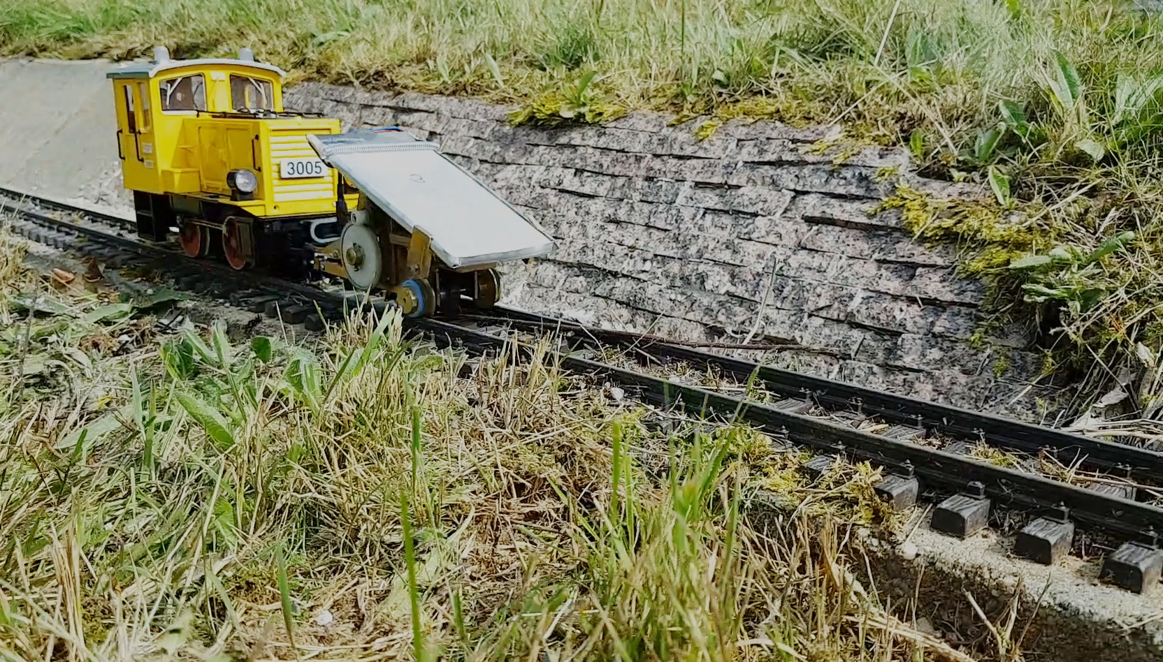 Vorbeifahrt an unserer schönen Granitböschung Vorbeifahrt an unserer schönen Granitböschung