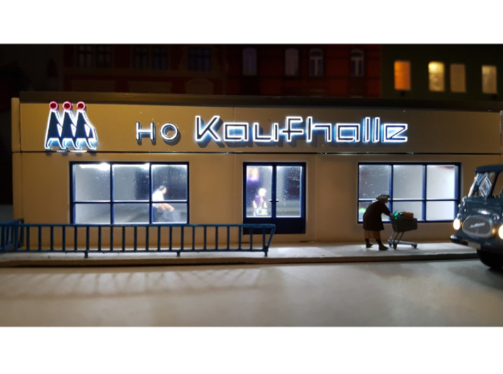 Anwendungsbeispiel- der 3D-Druck wurde lackiert, zusammengebaut, mit einem LED-Streifen hinterleuchtet und in die Fassade der -Kaufhalle Petersberg- von Piko eingebaut