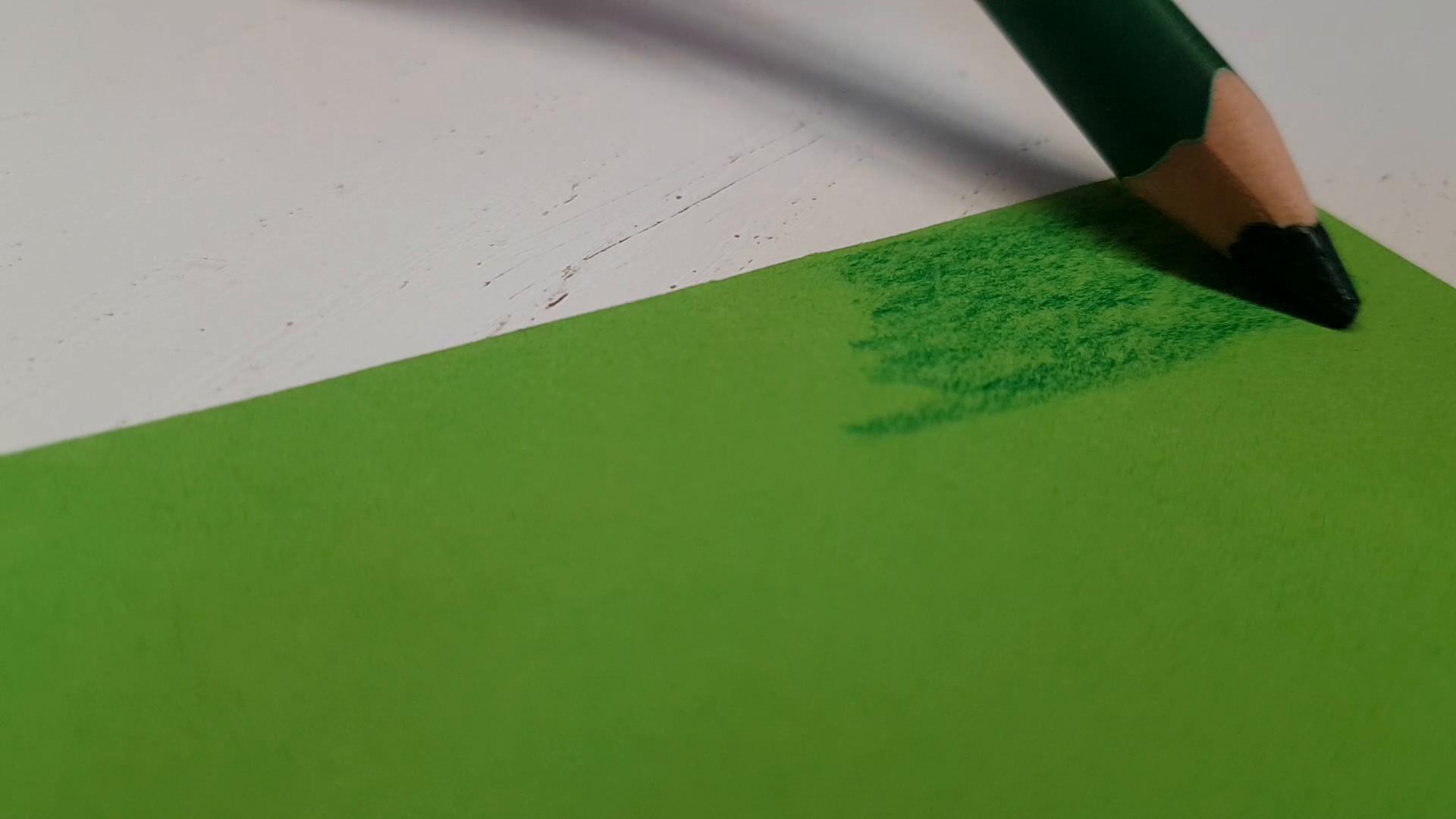 Grünes Papier schraffieren