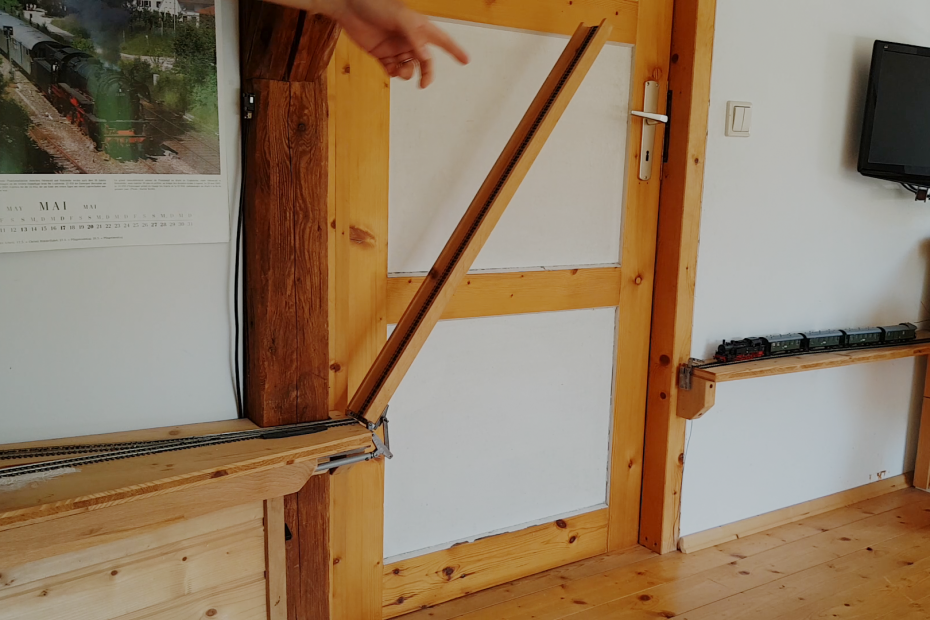 Klappbrücke_Eisenbahnzimmer_Dachboden